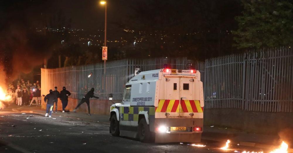 مقتل امرأة بأحداث عنف في إيرلندا الشمالية