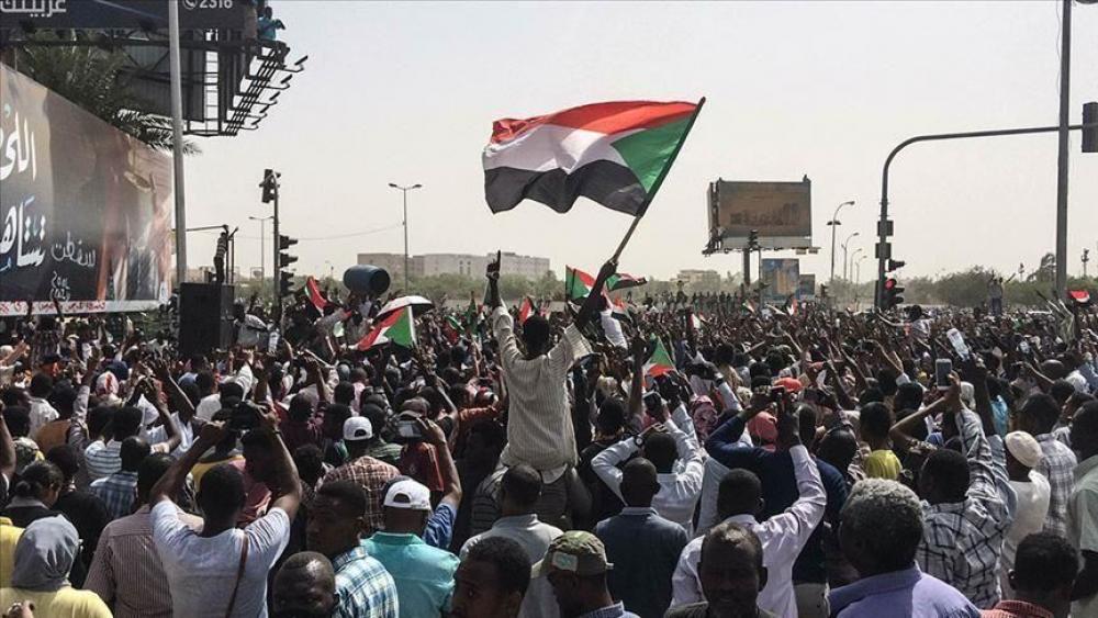 استقالات ومواقف متضاربة ... هل بدأ الجيش السوداني بالتفكك ..!!