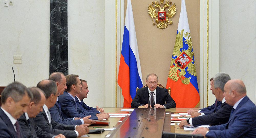 بوتين يناقش مع أعضاء مجلس الأمن الروسي الوضع في سوريا