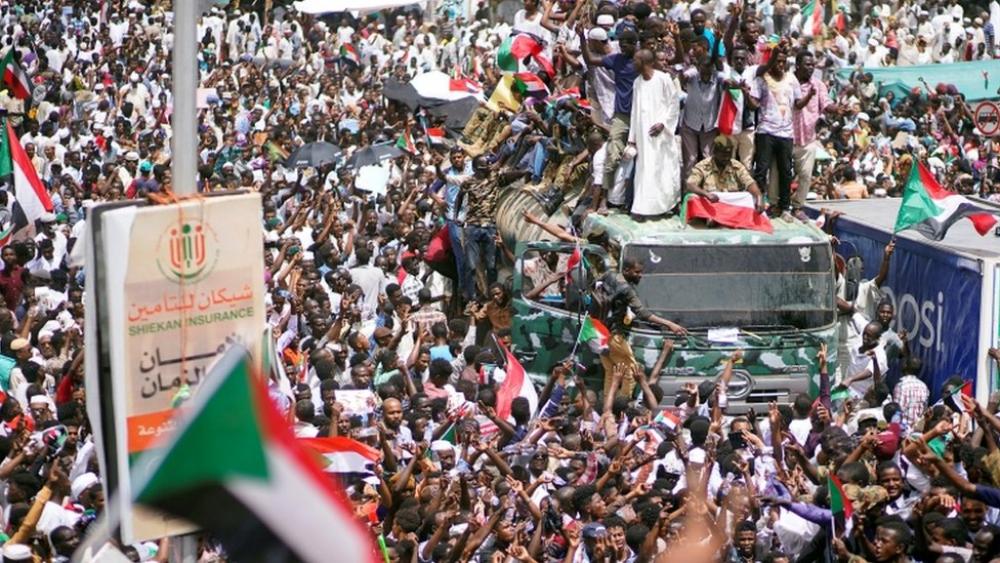 المجلس العسكري السوداني يزفّ أولى بشائر الحريات 