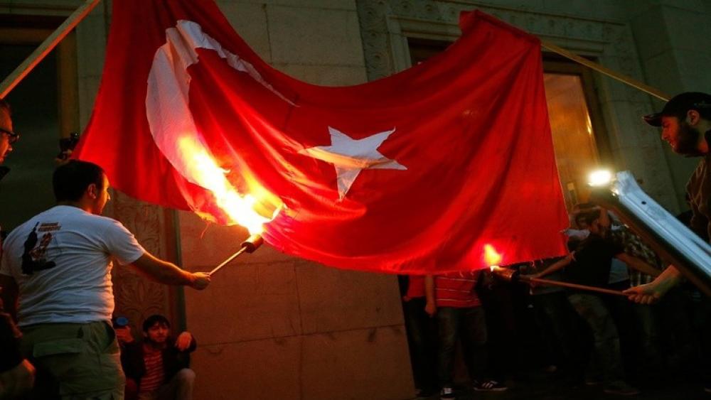 أنقرة تطالب بيروت بمعاقبة محتجين أرمن أحرقوا العلم التركي