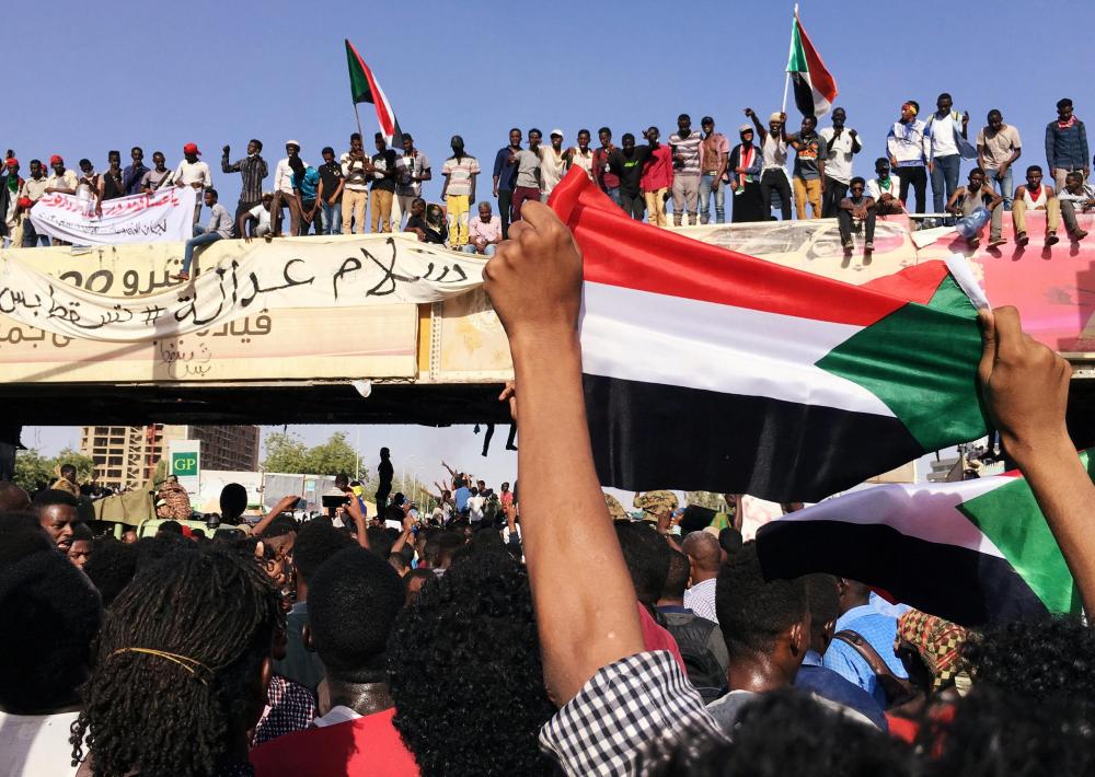 مقتل 4 أشخاص بينهم عسكريان في محاولة فض اعتصام السودان