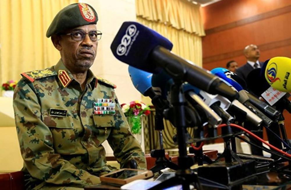 الجيش السوداني يطيح بالبشير ويعطل الدستور