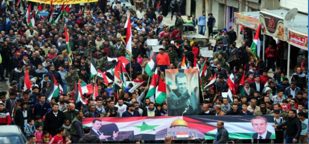 مسيرة جماهيرية في ريف دمشق رفضاً لإعلان ترامب حول الجولان المحتل