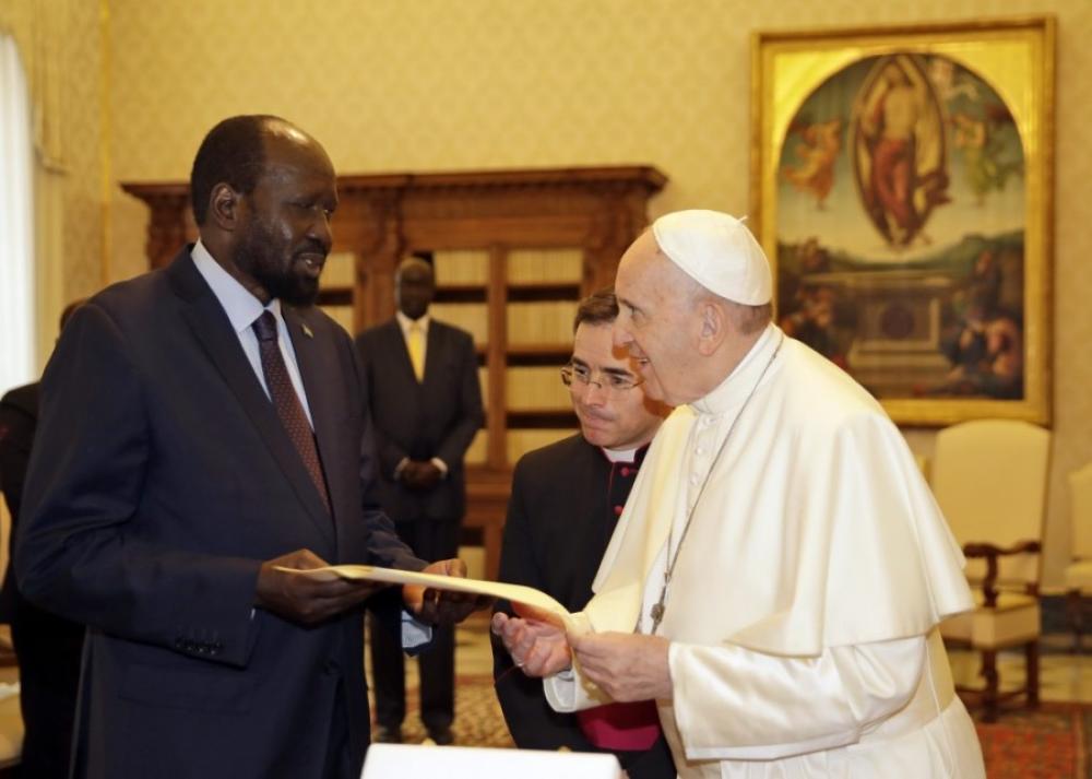 بابا الفاتيكان يركع لتقبيل أقدام مسؤولين بجنوب السودان