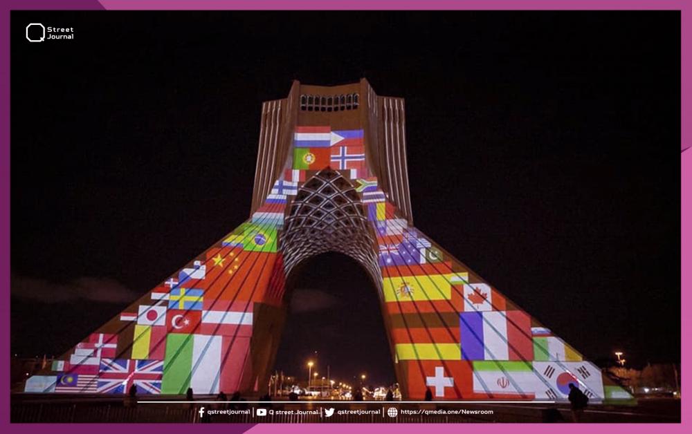 برج الحرية في إيران يتشح بأعلام بلدان ضحايا وباء كورونا