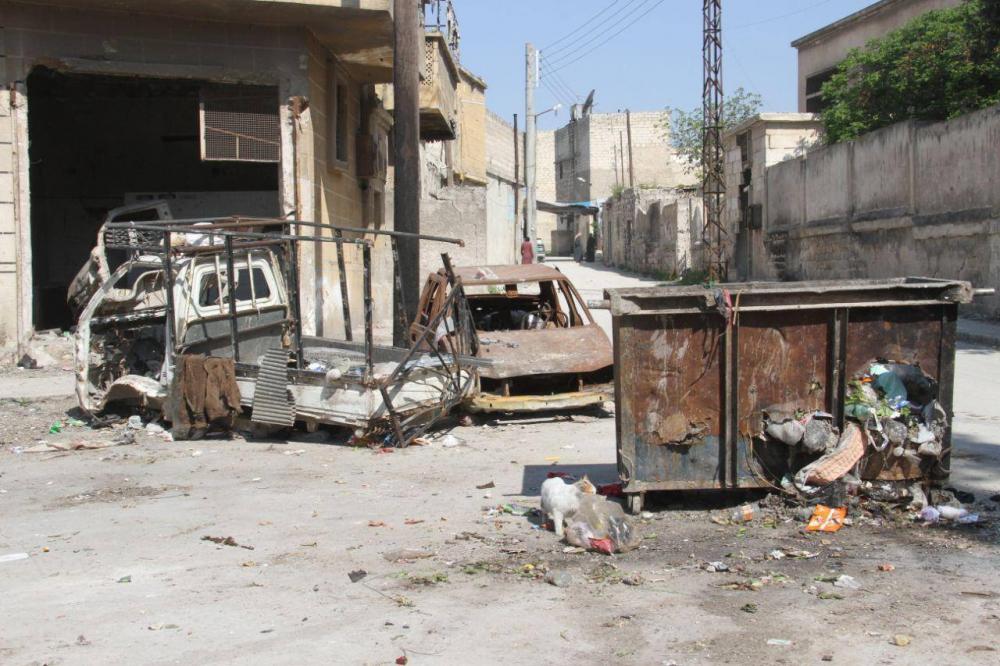 في حلب.. سيارات مهترئة تحولت إلى مكباً للقمامة ومرتعاً للحشرات !