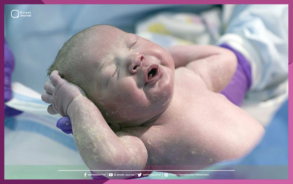 بالصور.. ولادة طفل فوق «الخرطوم»!