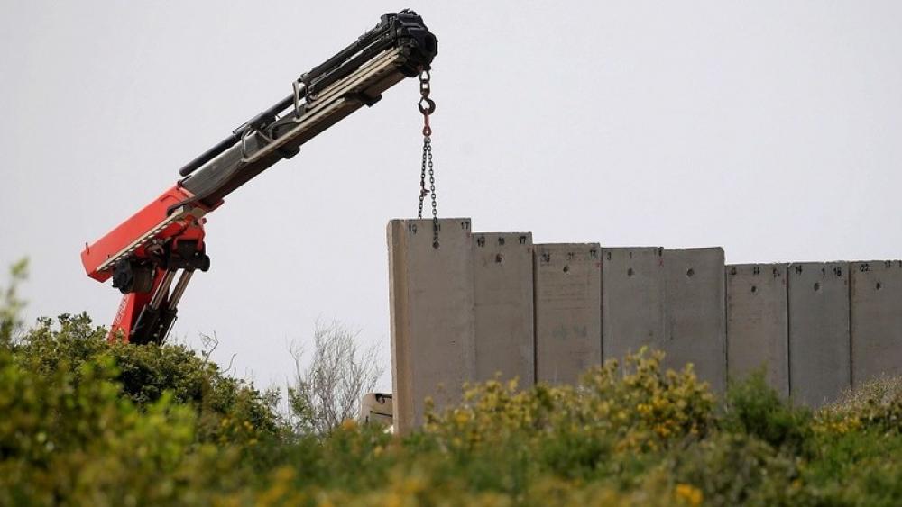 إسرائيل تستأنف بناء الجدار الفاصل عن لبنان