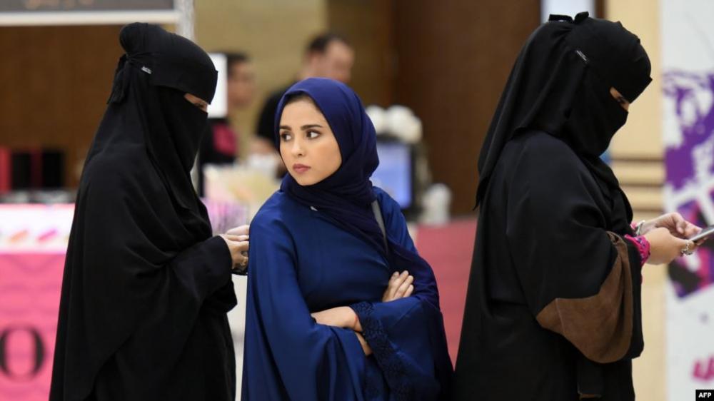خطيب في السعودية يصف العاملة بـ"من تأكل بثدييها" !!
