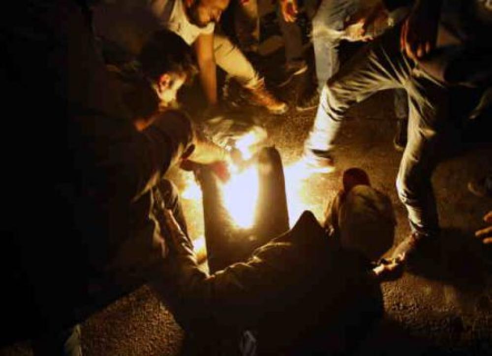 حاول الانتحار وسط بيروت فأنقذه المتظاهرون.. ما القصة؟