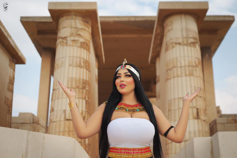 «يوتيوبر» مصرية تثير ضجة بسبب صور لاتليق بالأهرامات!