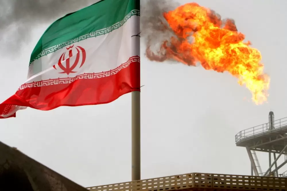 آمال إيرانية بتخفيف العقوبات الأمريكية..وطهران تشدد على إنتاج النفط وبيعه بالقصوى الكاملة