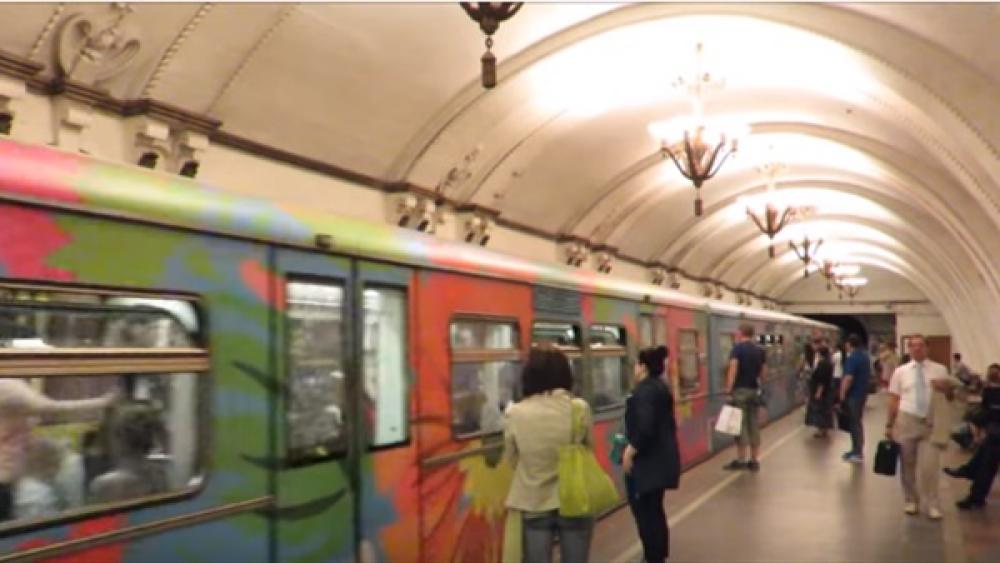 المخاض يداهم سيدة روسية في مترو الأنفاق.. وهذا مافعلته الشرطة