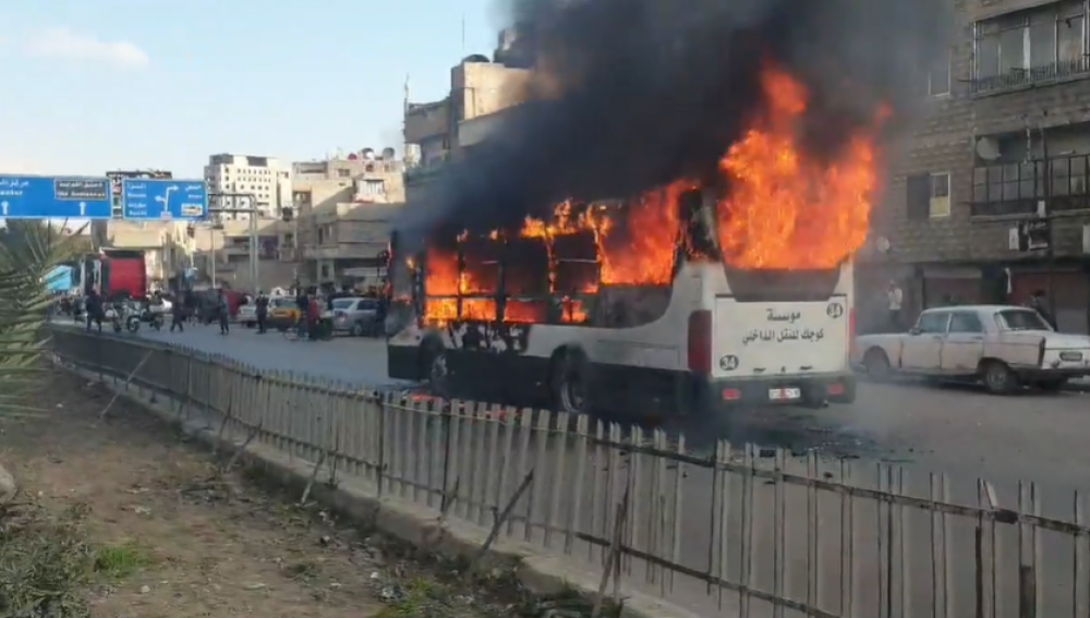 دمشق.. إخماد حريق في حافلة للنقل الداخلي