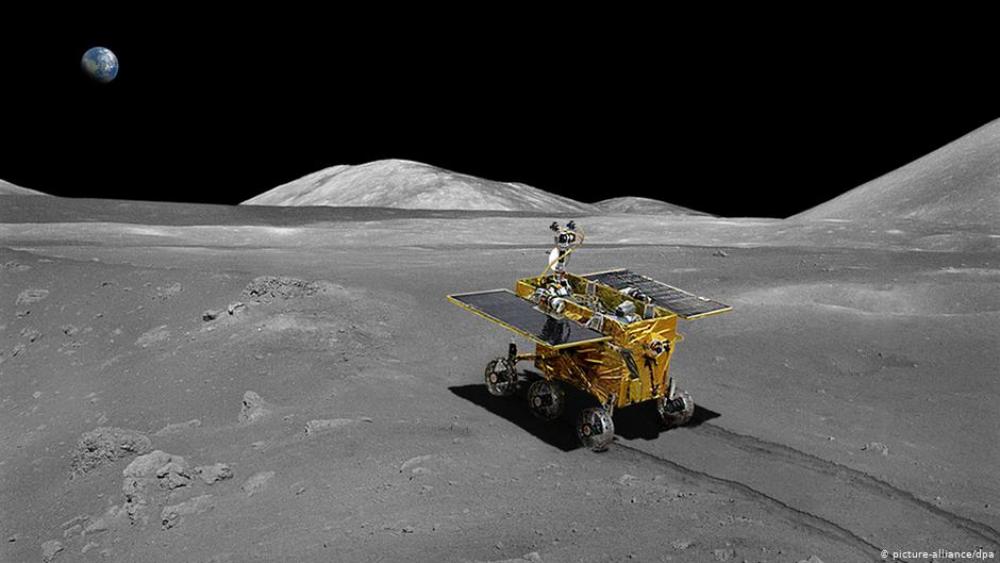 مركبة فضاء صينية تنجح بالوصول إلى سطح القمر 