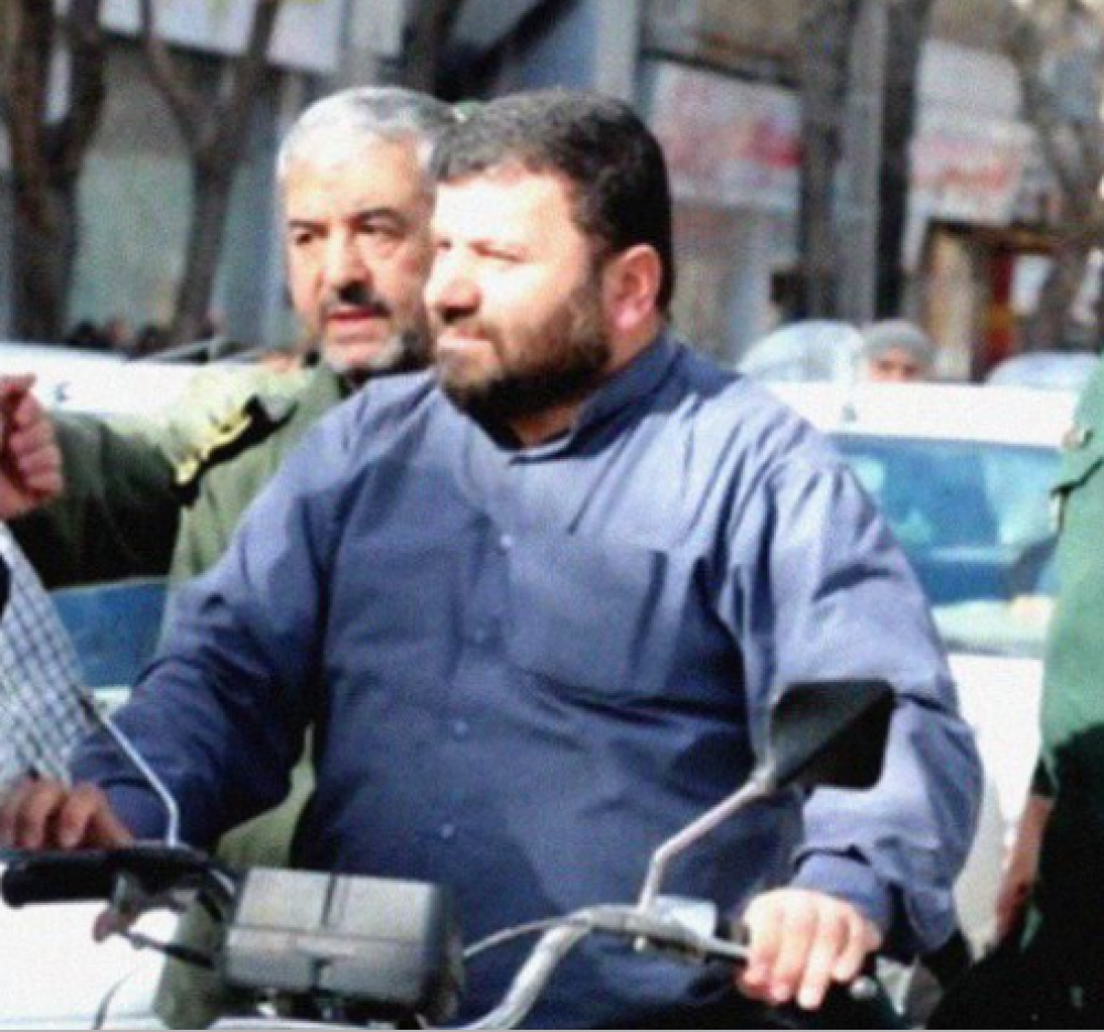 قائد الحرس الثوري الإيراني على دراجة!