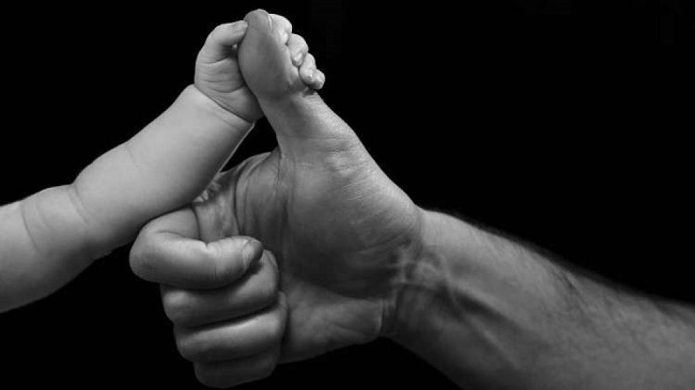 هرباً من التشرد عرض طفله الرضيع للبيع 
