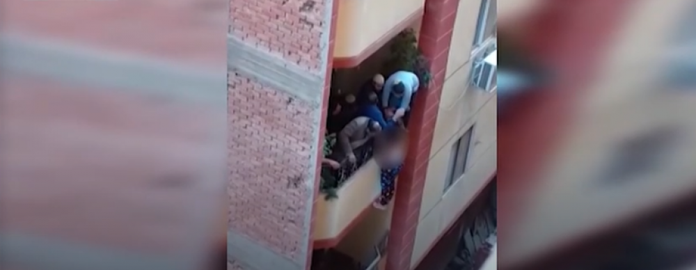 بعد حادثة "طفل البلكونة"، زوج يلقي بزوجته من الشرفة