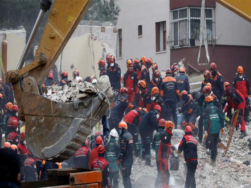 ارتفاع ضحايا انهيار مبنى إسطنبول إلى 17 شخصاً