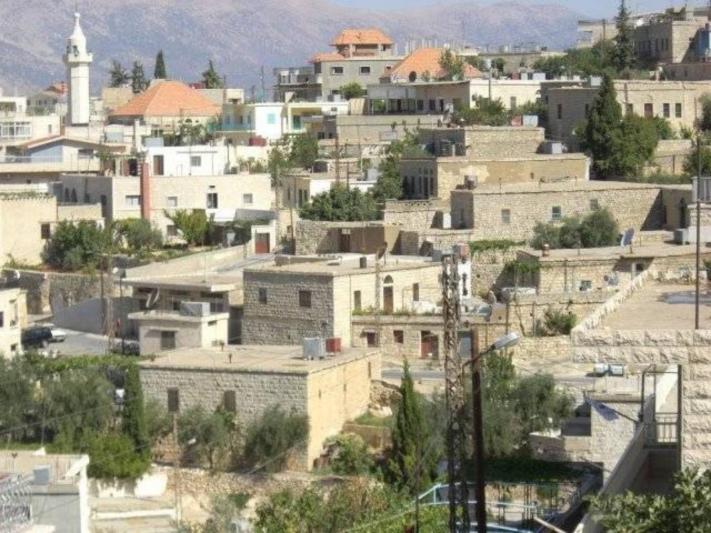 بلدية لبنانية تكافح كورونا بمنع اللاجئين السوريين من التجوال 