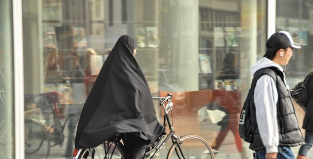 مسؤول إيران.. «ركوب النساء للدراجات إهانة لله»! 