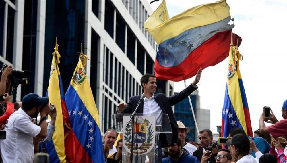 معارض فنزويلي يعلن نفسه رئيساً للبلاد