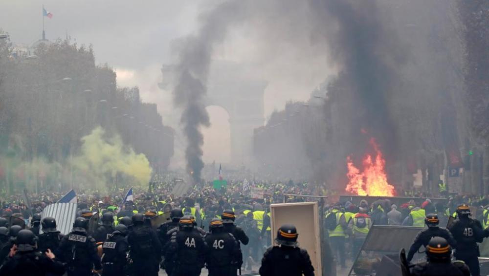 اشتباكات بين الشرطة الفرنسية والسترات الصفراء