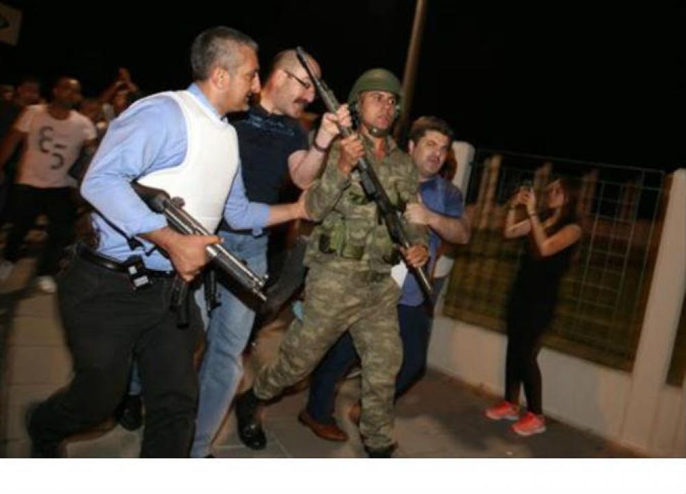 أنقرة تعتقل 100 عسكري تركي