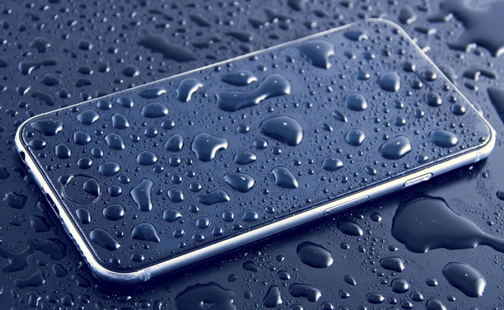 بهذه الطريقة تُنقذ هاتفك الذكي إذا سقط بالماء! 