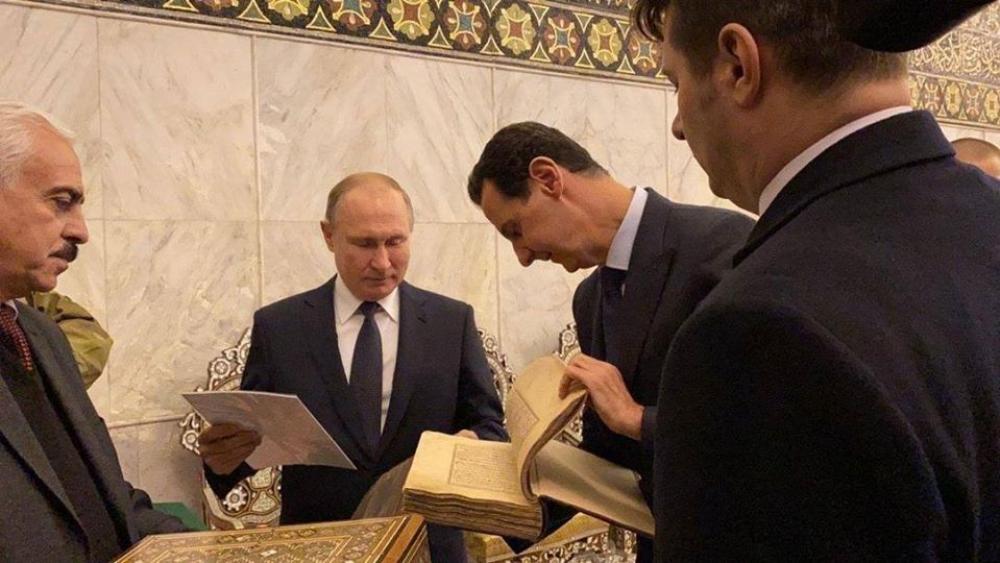 القرآن الذي أهداه بوتين للجامع الأموي.. إلى أي قرن يعود؟  
