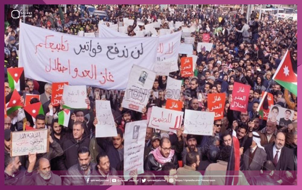 الأردنيون يتظاهرون احتجاجاً على بدء الاحتلال الإسرائيلي ضخ الغاز إلى بلادهم