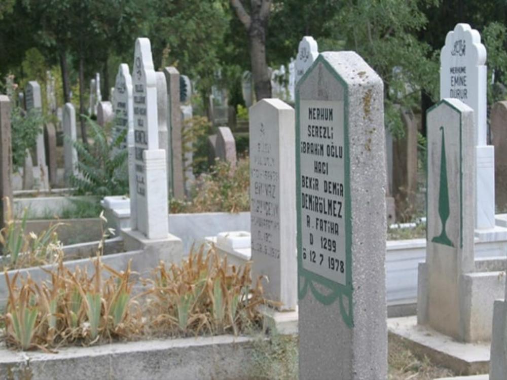 بلدية تركية تمنع السوريين من دفن موتاهم 