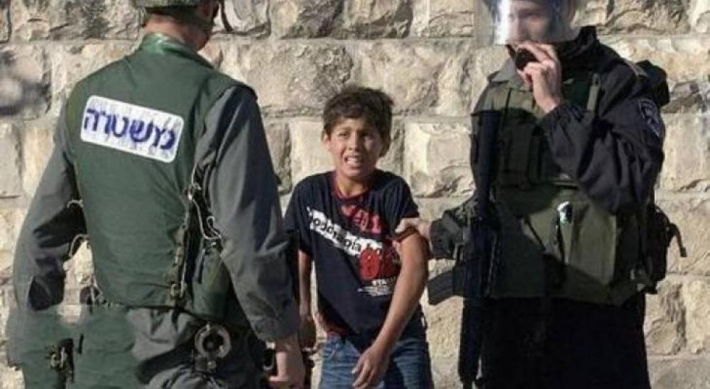 مستوطنون يعتدون بالضرب على طفل فلسطيني