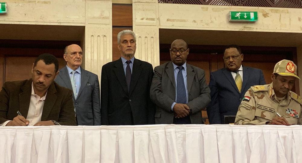 العسكري السوداني والحرية والتغيير يوقعان على الاتفاق السياسي