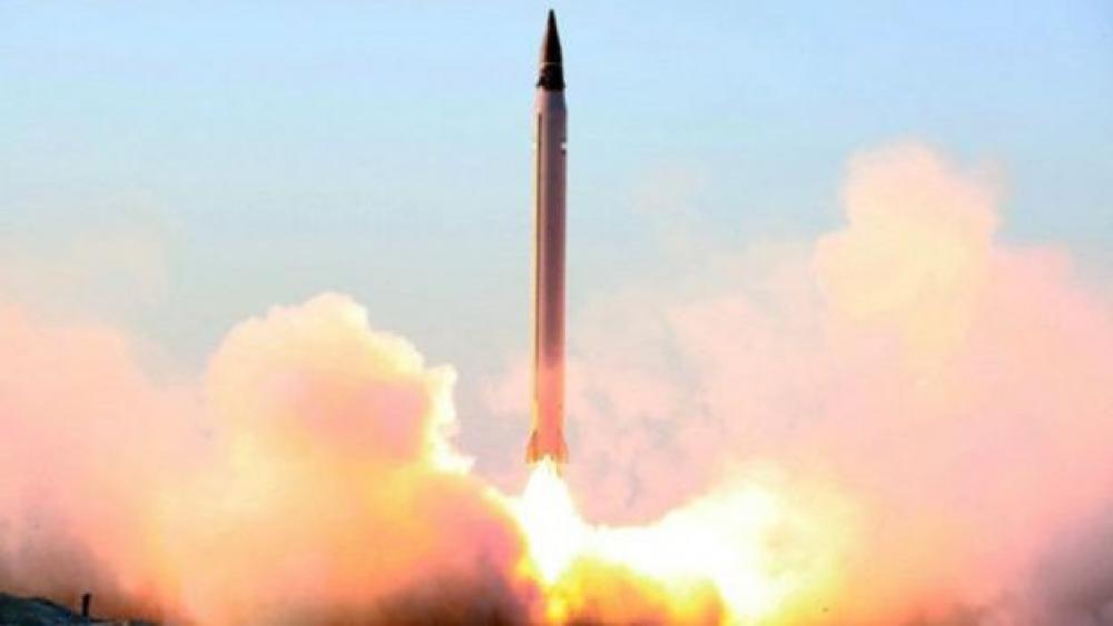 إيران تختبر صاروخاً مداه 1000كم