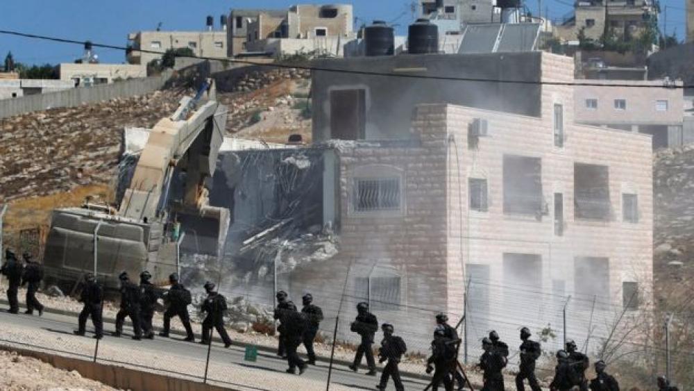 الاحتلال يدهم منازل في ضواحي "القدس"