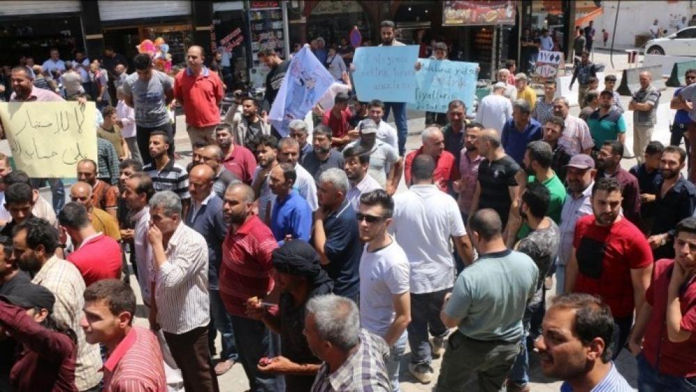 أهالي "أعزاز" يتظاهرون ضد "الشركات التركية" !