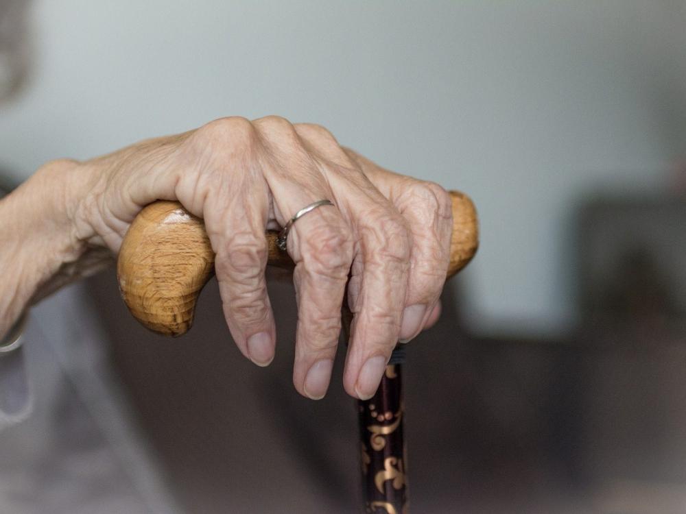 عمرها 102 عام.. انتصرت على جائحتين والسرطان مرتين
