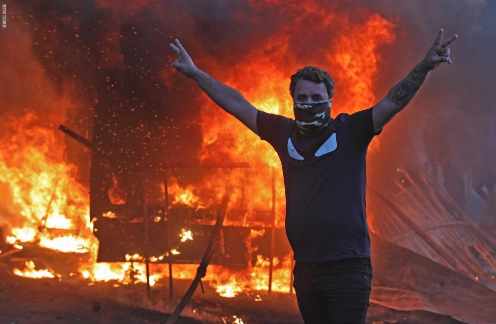 حريق يلتهم خيام المتظاهرين في جنوب العراق
