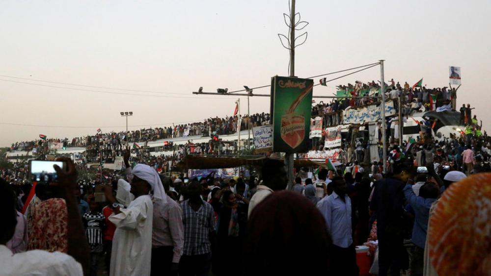 الآلاف يتظاهرون في السودان للمطالبة بسلطة مدنية