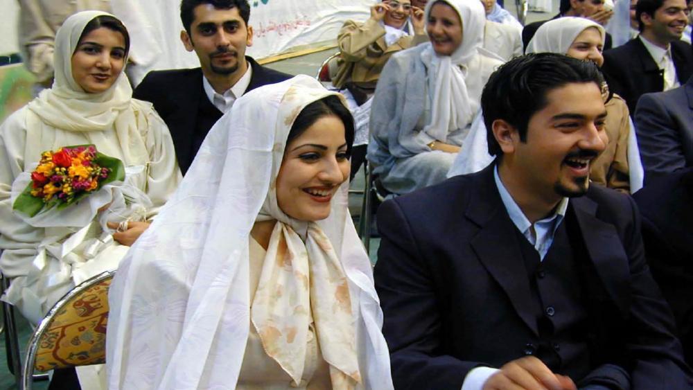 رجل دين إيراني.. تزوج أو ادفع؟ 