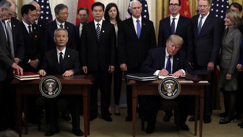 ترامب يعلن استمرار الاتفاق التجاري مع الصين