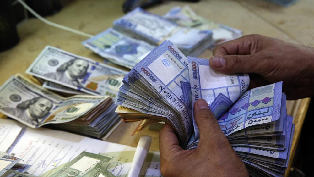 الدولار يتخطى 8000 ليرة اللبنانية 