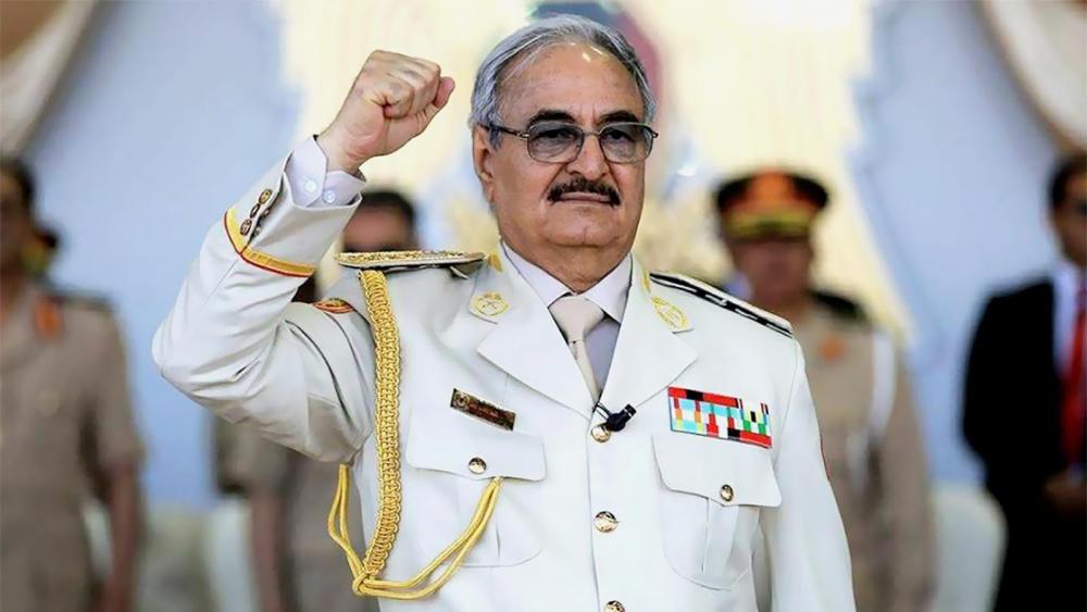 فرنسا تمنح حفتر جائزة سياسية.. ماهي؟ 