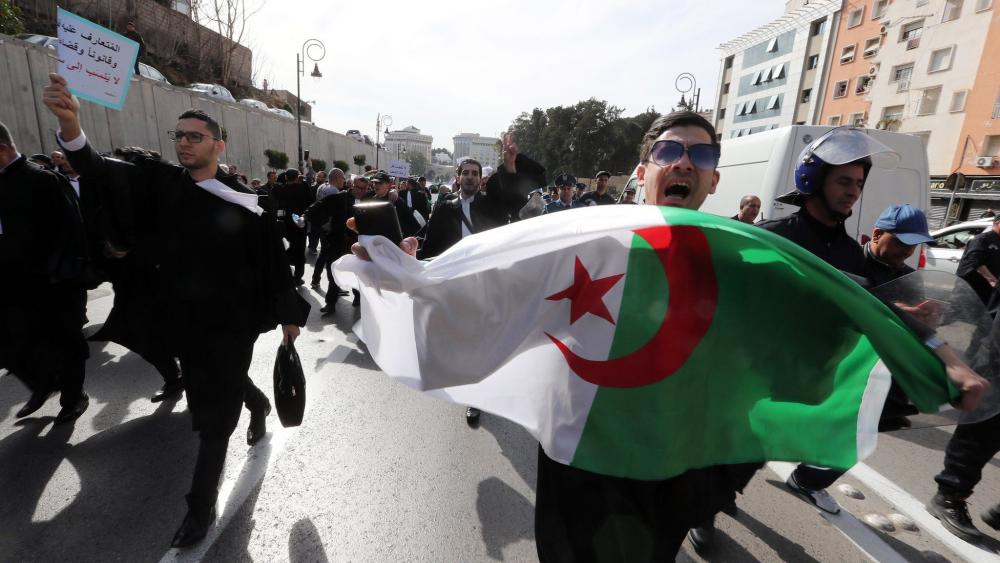 الرئيس الجزائري يباشر بتنفيذ تعهداته