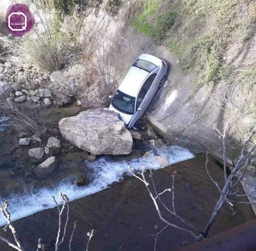 انزلاق سيارة سياحية في وادي قرية "تعنيتا"