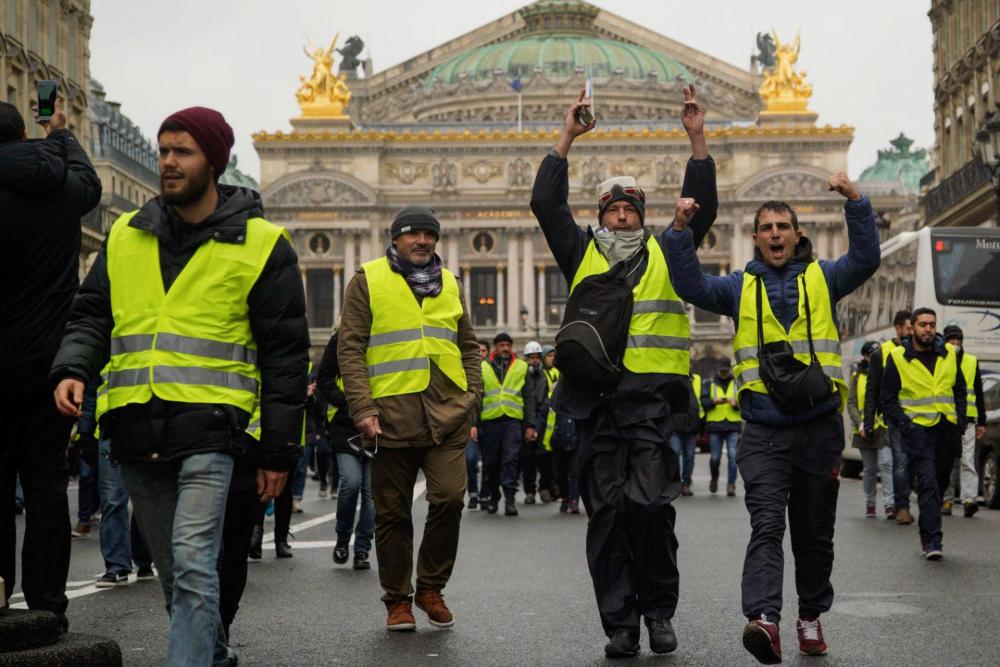 خراطيم المياه تخترق صفوف المحتجين في باريس