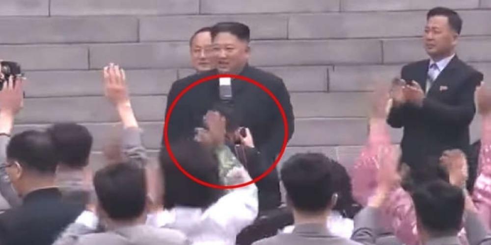 زعيم كوريا الشمالية يعاقب مصور حجبه عن الآخرين 3 ثوان