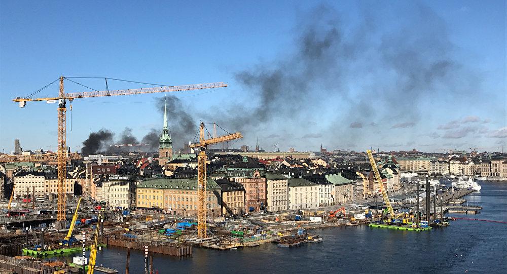 احتراق حافلة بعد وقوع انفجار في ستوكهولم 